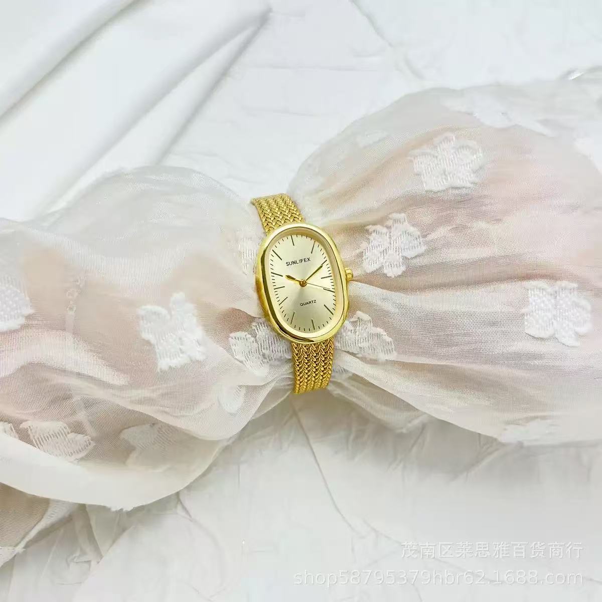 Elegant Gold Mesh Strap Analog Watch